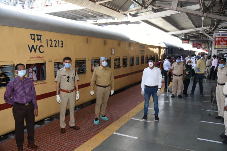 अन्य राज्यों में फंसे छत्तीसगढ़ के श्रमिकों और अन्य लोगों की वापसी शुरू: गुजरात से पहली श्रमिक स्पेशल ट्रेन पहुंची बिलासपुर