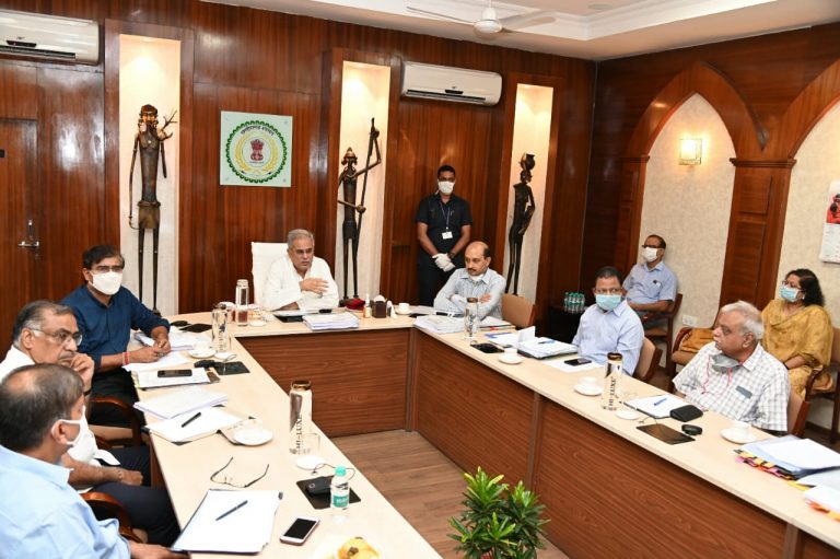 कोरोना से तत्परता से लड़ेंगे भी और जीतेंगे भी : मुख्यमंत्री भूपेश बघेल , सादे कागज पर लिखे आवेदन पर भी करें कार्रवाई