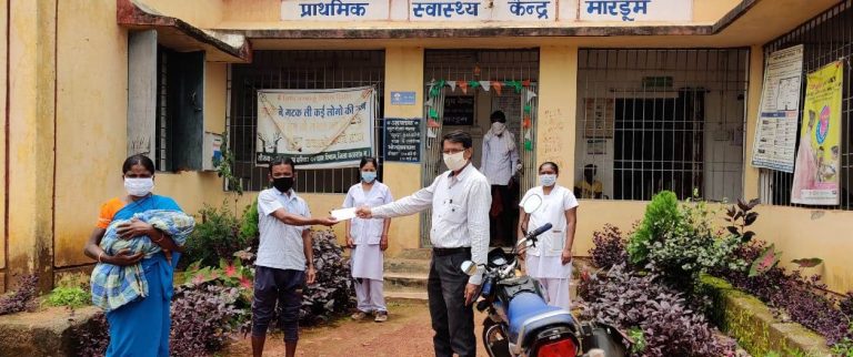 मांझी योजना: संस्थागत् प्रसव को बढ़ावा हेतु प्रशासन की पहल : दुपहिया वाहन से एक गर्भवती श्रीमती मंगलदई को प्रसव हेतु लाया प्राथमिक स्वास्थ्य केन्द्र