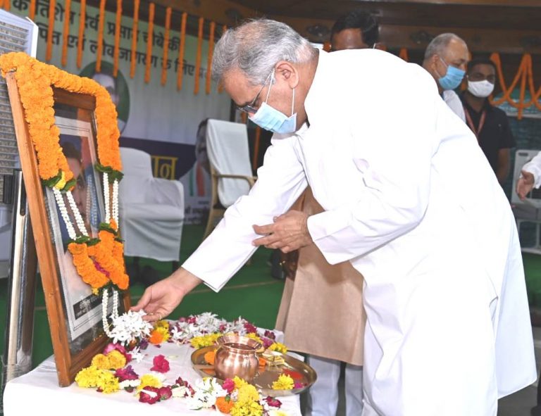 पत्रकारों ने अपने विचारों और लेखनी से समाज को दी रचनात्मक दिशा : मुख्यमंत्री भूपेश बघेल ने वरिष्ठ पत्रकार ई.वी.मुरली को ‘वसुंधरा सम्मान’ से सम्मानित किया