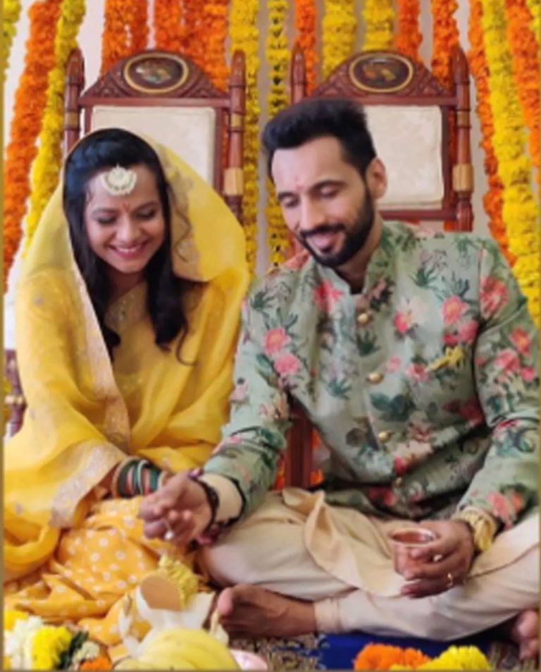 एक्टर पुनीत पाठक ने लॉन्ग टाइम गर्लफ्रेंड निधी मूनी सिंह से की सगाई,  तस्वीरें सामने आते ही सेलेब्स ने दी बधाई