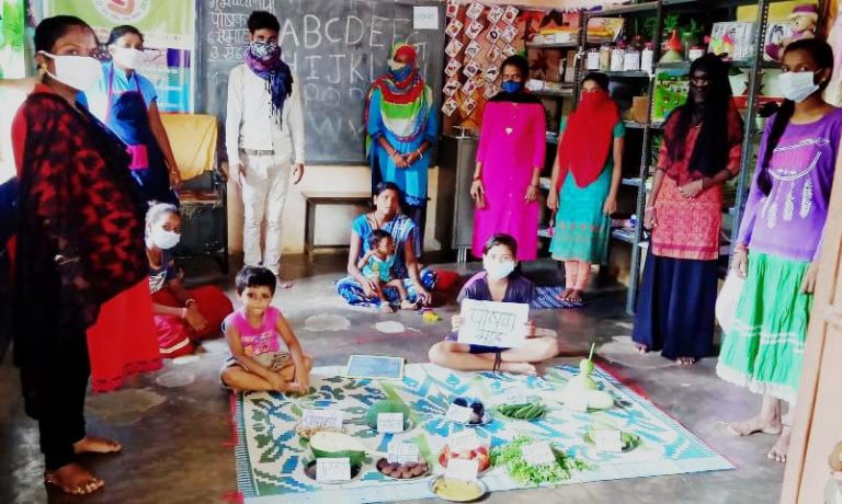 बच्चो, महिलाओं को सुपोषण चैपाल मे बताया जा रहा पौष्टिक आहार का महत्व