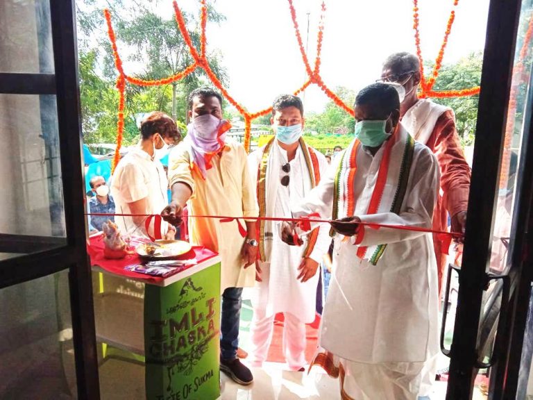 महिलाओं की सशक्तिकरण के लिए सरकार वचनबद्ध: उद्योग मंत्री कवासी लखमा ने सुकमा में किया शबरी मार्ट का शुभारंभ