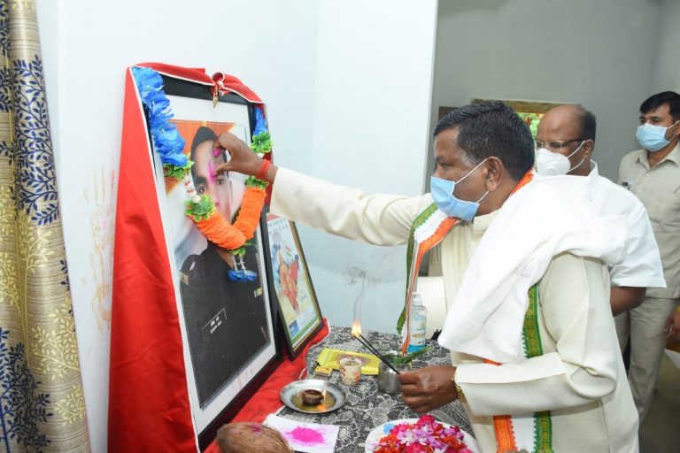 शहीद के परिवारों से मिले विधानसभा उपाध्यक्ष नोज मण्डावी एवं आबकारी मंत्री कवासी लखमा