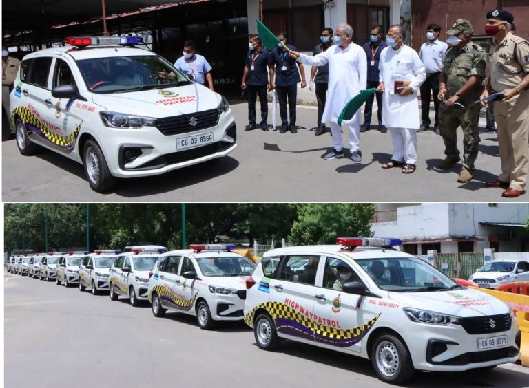 मुख्यमंत्री भूपेश बघेल ने आज अपने निवास कार्यालय में हाईवे पेट्रोलिंग हेतु 15 वाहनों को हरी झंडी दिखाकर रवाना किया