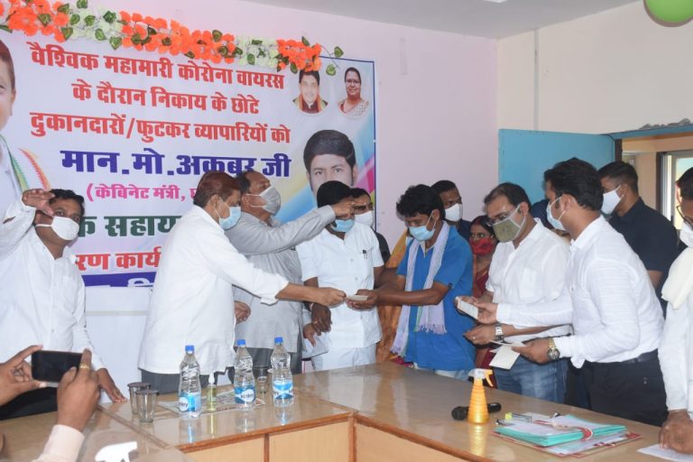 छत्तीसगढ़ के केबिनेट मंत्री श्री अकबर इस राष्ट्रीय आपदा में जरूरतमंद लोगों को पहुंचा रहे सीधी मदद, अब तक छह सौ से अधिक लोगों 31 लाख रूपए से अधिक पहुंचा चुके है आर्थिक मदद