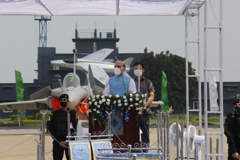 वायुसेना में 5 राफेल विमान शामिल,राजनाथ बोले- राफेल का शामिल होना पूरी दुनिया को कड़ा संदेश