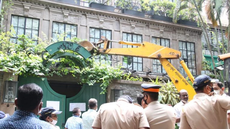 कंगना के मुंबई पहुंचने से पहले,कंगना के दफ्तर में BMC की तोड़फोड़ शुरू, कंगना बोलीं- याद रख बाबर, यह मंदिर फिर बनेगा