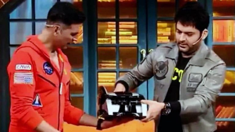 कपिल शर्मा शो में पहुंचे अक्षय कुमार, कपिल ने तोहफे में दी नोट गिनने की मशीन