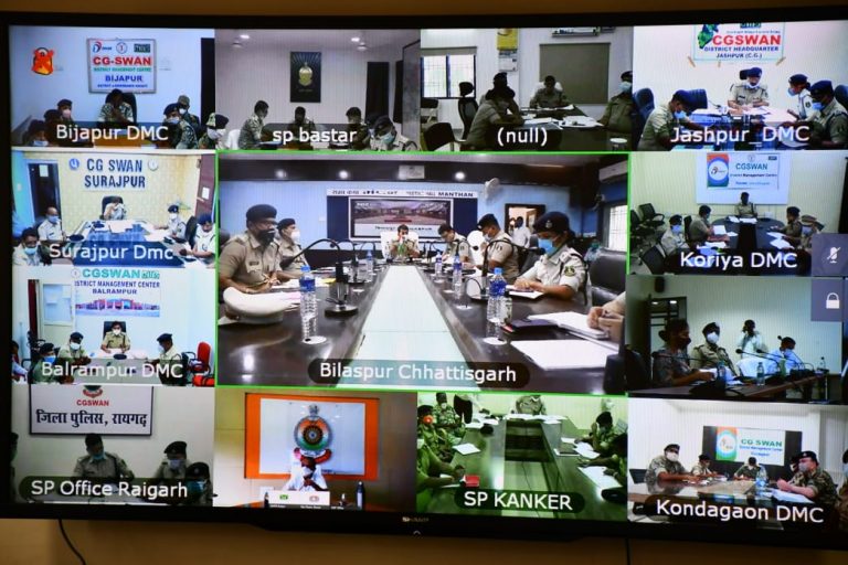 डीजीपी डीएम अवस्थी ने वीडियो कॉन्फ्रेंसिंग के जरिए ली आईजी-एसपी की बैठकमहिलाओं से संबंधित प्रकरणों में तत्परता से करें कार्रवाई