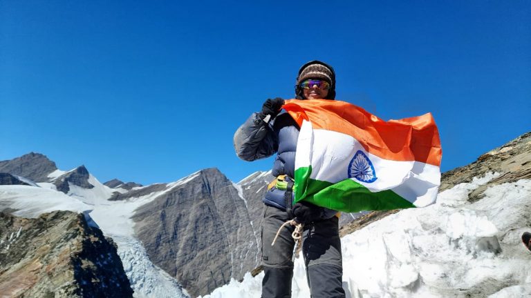 जशपुर जिले की पहली पर्वतारोही सुमन ताम्रकार को कलेक्टर एसपी ने किया सम्मानित