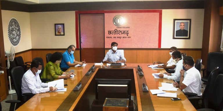 प्रधानमंत्री योजना के आवासो को छः माह में करें पूरा : मुख्य सचिव आर.पी. मण्डल