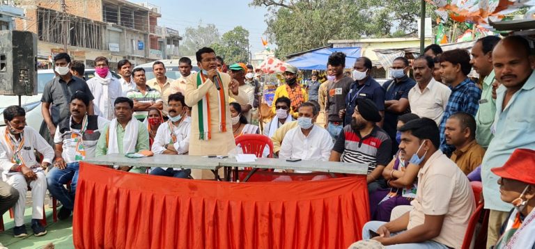 प्रदेश कांग्रेस अध्यक्ष मोहन मरकाम लगातार मरवाही विधानसभा में लोगों से मिल रहे और कांग्रेस की नीतियों और सरकार के काम को उनके बीच पहुंचा रहे