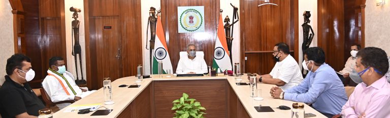 मुख्यमंत्री द्वारा बस्तर में स्टील सहित खाद्य और लघु वनोपज प्रसंस्करण उद्योगों में निवेश का आव्हान, विकास से ही होगा बस्तर की समस्याओं का समाधान : भूपेश बघेल