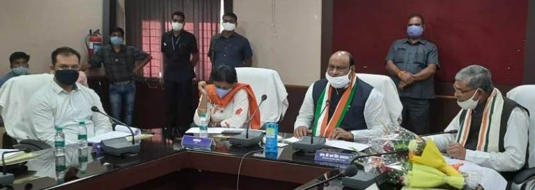 राजस्व मंत्री जयसिंह अग्रवाल ने की कोरबा में सड़कों की मरम्मत और निर्माण कार्यों की प्रगति की समीक्षा