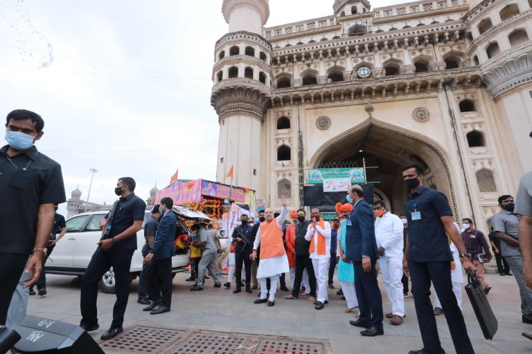 हैदराबाद नगर निगम के चुनाव प्रचार में गृह मंत्री अमित शाह का रोड शो