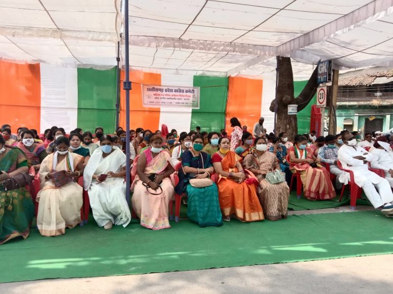 महिलाओं पर हो रहे अत्याचार व उनकी व्यथा को लेकर फूलोदेवी नेताम ने महिला उत्पीड़न दिवस पर एक दिवसीय धरने के माध्यम से हुँकार भरी