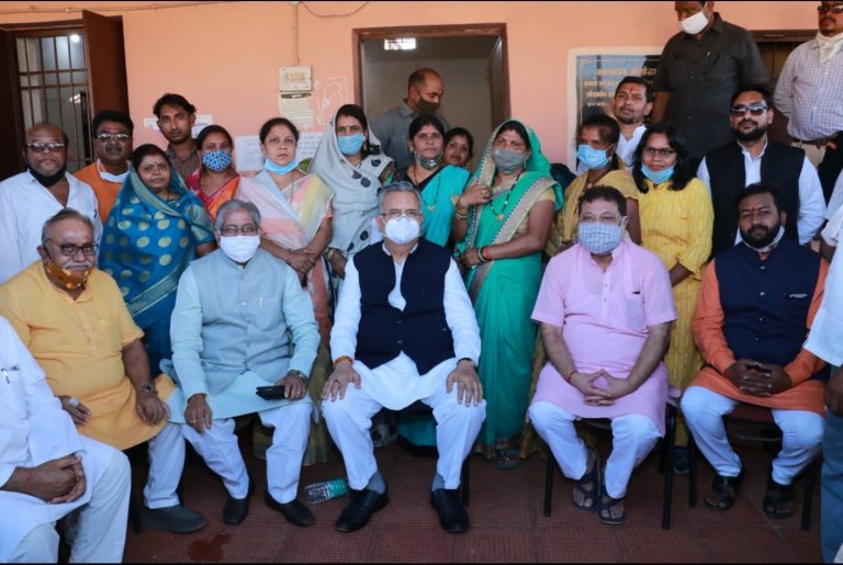 साहू परिवार के लोगो की चिता की आग अभी बुझी नही और भाजपा नेता फोटोबाजी कराने पहुँच गये :विकास तिवारी