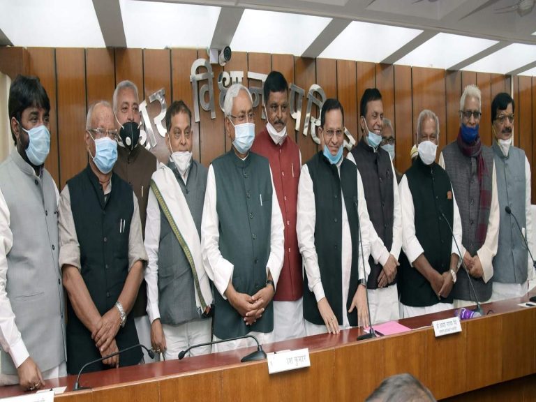 मुख्यमंत्री नीतीश कुमार की मौजूदगी में बिहार विधान परिषद के नव निर्वाचित आठ सदस्यों ने ली शपथ