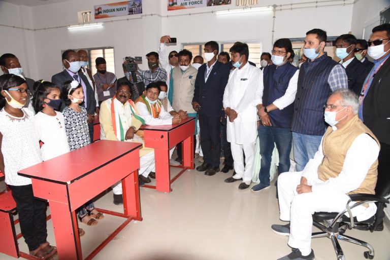मुख्यमंत्री भूपेश बघेल ने आत्मानंद शासकीय उत्कृष्ट विद्यालय जशपुर का किया निरीक्षण