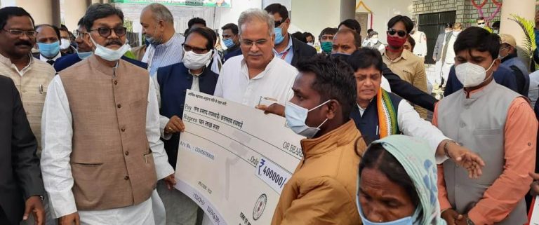 मुख्यमंत्री ने कोरिया जिले के चेरवापारा कृषि महाविद्यालय में आयोजित कार्यक्रम में 61 हितग्राहियों को वितरित की 3.23 करोड़ रुपये की सहायता राशि और सामग्री