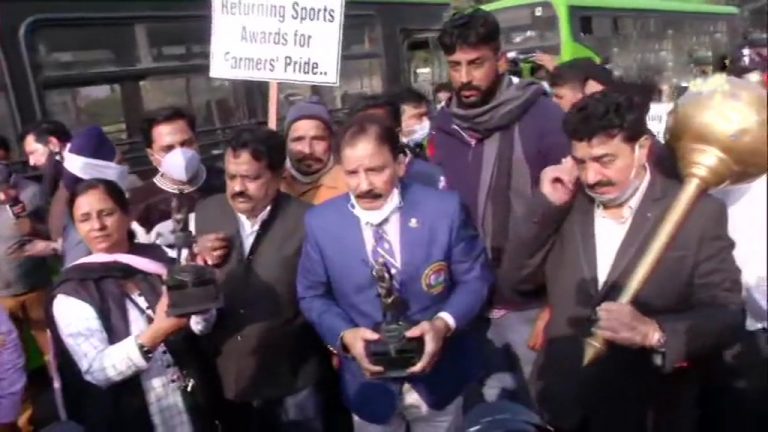 किसानों के समर्थन में 30 खिलाड़ी, अवॉर्ड लौटाने के लिए राष्ट्रपति भवन का मार्च, पुलिस ने रोका
