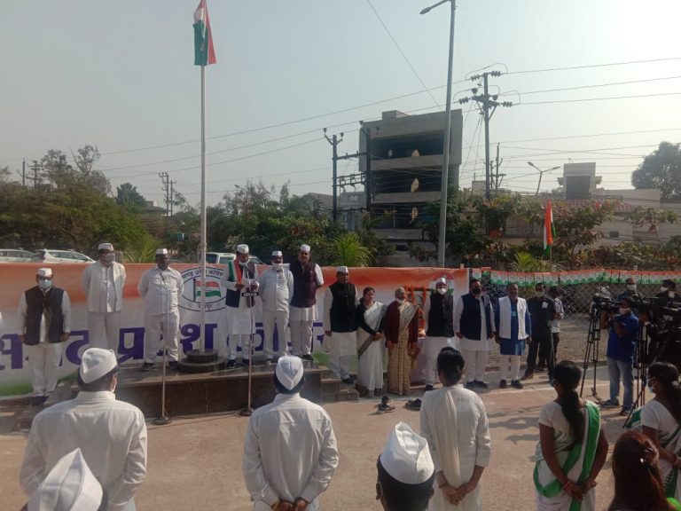 प्रदेश कांग्रेस अध्यक्ष मोहन मरकाम ने कांग्रेस स्थापना दिवस पर राजीव भवन में फहराया तिरंगा