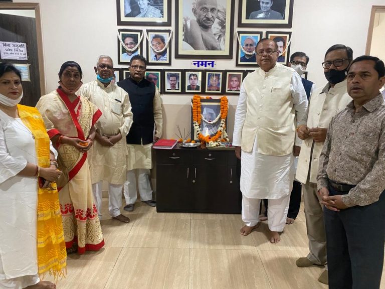 पं. रविशंकर शुक्ल की पुण्यतिथि पर प्रदेश मुख्यालय में पुष्पांजलि एवं माल्यार्पण अर्पित कर स्मरण की गयी