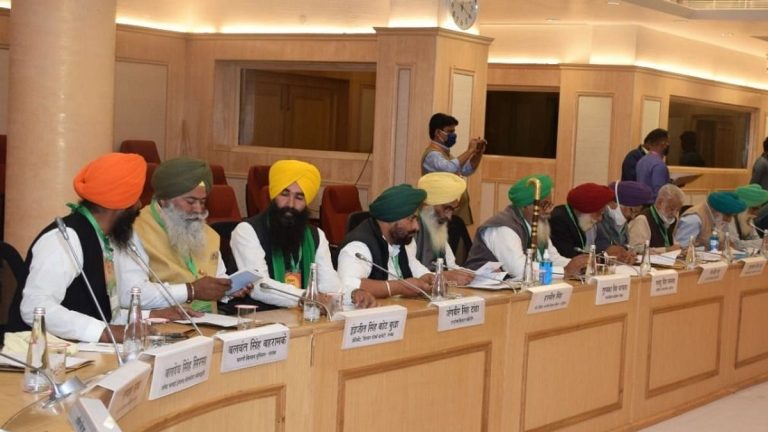 सरकार ने किसानों को सौंपा अपना प्रस्ताव, किसान नेता अब भी कानून वापसी पर अड़े