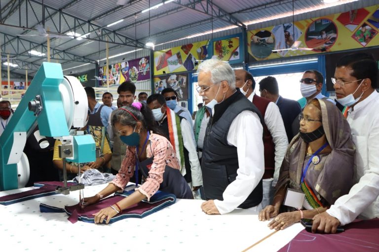 देश-विदेश में चमकेगा दंतेवाड़ा का गारमेंट ब्रांड ‘डेनेक्स’: भूपेश बघेल : मुख्यमंत्री ने दंतेवाड़ा जिले के हारम में महिला समूहों द्वारा संचालित डेनेक्स नवा दंतेवाड़ा गारमेंट फैक्टरी का किया शुभारंभ