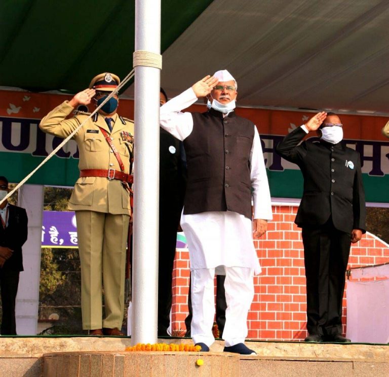 मुख्यमंत्री भूपेश बघेल ने गणतंत्र दिवस पर जगदलपुर में ध्वजारोहण कर प्रदेशवासियों को किया संबोधित