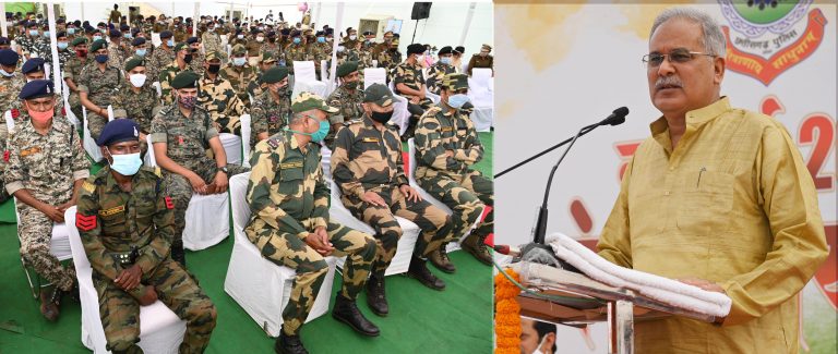 नव वर्ष कार्यक्रम में पुलिसकर्मियों के साथ सम्मिलित हुये : मुख्यमंत्री भूपेश बघेल