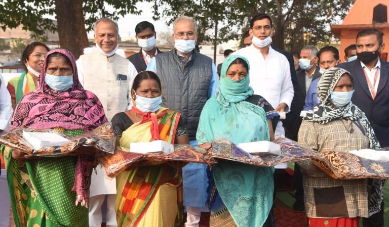नये साल की मुख्यमंत्री की पहली सुबह श्रमवीरों के साथ : रिसाली पहुंच श्रमिकों का मुंह मीठा कराया और की आत्मीय बातचीत, शाल वितरण कर किया सम्मान