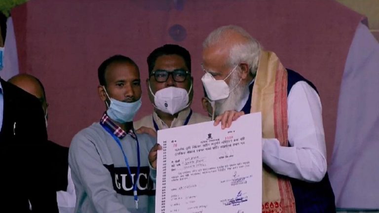 असम में PM मोदी ने एक लाख से अधिक लोगों को दिया भूमि पट्टा, बोले- जमीन सिर्फ घास-मिट्टी नहीं होती, यह हमारी मां है