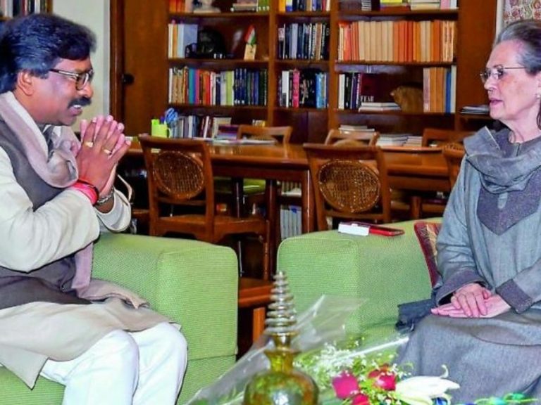 झारखंड के CM हेमंत सोरेन ने कांग्रेस अध्यक्ष सोनिया गांधी और राहुल गांधी से की मुलाकात