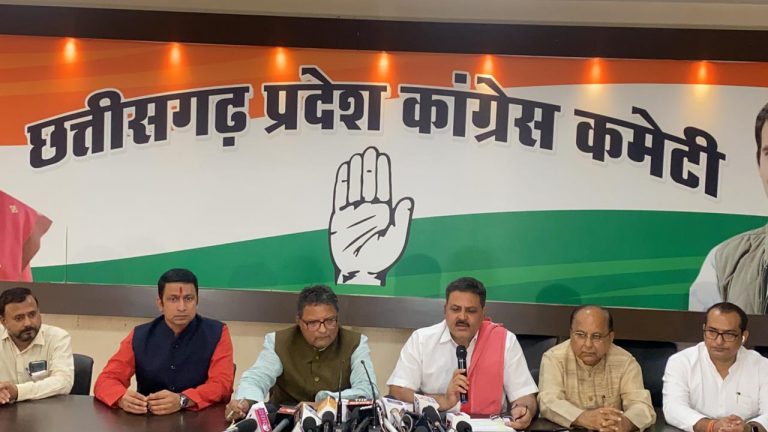 किसान कांग्रेस अध्यक्ष चंद्रशेखर शुक्ला, आर्थिक मामलों के विशेषज्ञ रमेश वर्ल्यानी और कांग्रेस संचार विभाग के अध्यक्ष शैलेश नितिन त्रिवेदी की पत्रकारवार्ता