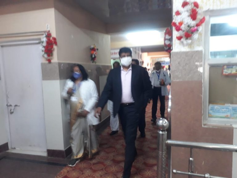 बाहर बिल्डिंग की फटी दीवार सामने हवा से उड चुकी कमजोर शेड लेकिन अंदर कलरफूल कार्पेट और दीवारों में चपके गुलदस्तों के बीच एसईसीएल के डीपी का हसदेव एरिया के केंद्रीय चिकित्सालय में हुआ दौरा