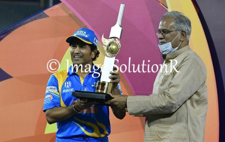 इंडिया लीजेंड्स ने जीता रोड सेफ्टी टी-20 वर्ल्ड क्रिकेट सीरीज का खिताब , मुख्यमंत्री भूपेश बघेल ने प्रदान की ट्राफी , दर्शकों के साथ मैच का लिया आनन्द