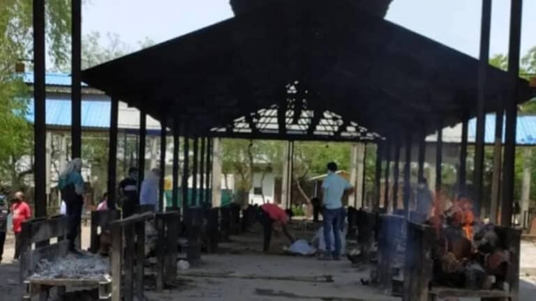 कोरोना : मध्यप्रदेश में बढ़ रहा कोरोना, श्मशान घाट पर लग रही लंबी कतार, अंतिम संस्कार के लिए कम पड़ रही  लकड़िया, एक दिन में 18 मरीजों का अंतिम संस्कार