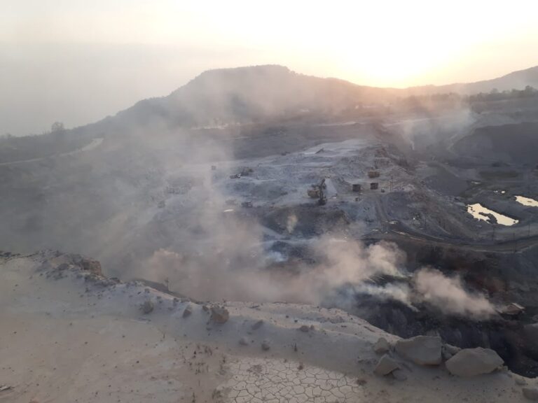 चिरिमिरी खुली खदान में बरसों से बंद पाताललोक का जला कोयला हो रहा है उत्पादित