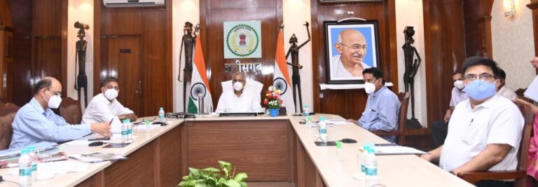 मुख्यमंत्री बघेल ने अपने निवास कार्यालय में आयोजित वरिष्ठ अधिकारियों की बैठक में खनिज साधन विभाग के कामकाज की समीक्षा की…