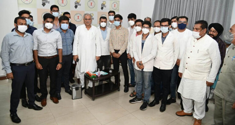 मुख्यमंत्री से मिले चन्दूलाल चन्द्राकर स्मृति मेडिकल कॉलेज के छात्र और पालकगण