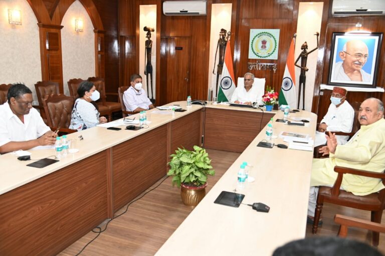 मुख्यमंत्री बघेल ने आज यहाँ अपने निवास कार्यालय में आयोजित वर्चुअल कार्यक्रम में खरीफ फसल को खुले पशुओं द्वारा चराई से बचने के लिए रोका-छेका अभियान का शुभारंभ किया…