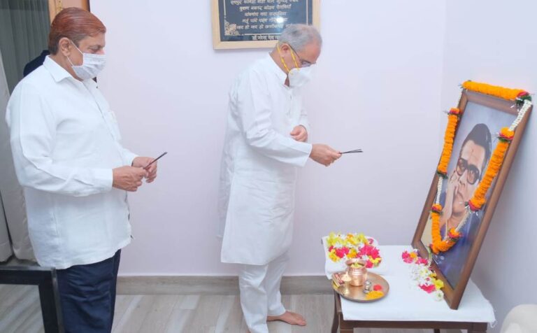 मुख्यमंत्री ने स्वर्गीय श्री बिसाहू दास महन्त की पुण्यतिथि पर उनके चित्र पर माल्यार्पण कर उन्हें दी श्रद्धांजलि