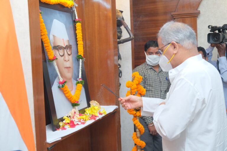मुख्यमंत्री बघेल स्वतंत्रता संग्राम सेनानी एवं छत्तीसगढ़ राज्य निर्माण के प्रथम स्वप्नदृष्टा डॉ. खूबचंद बघेल की जयंती समारोह में वर्चुअल माध्यम से शामिल हुए…