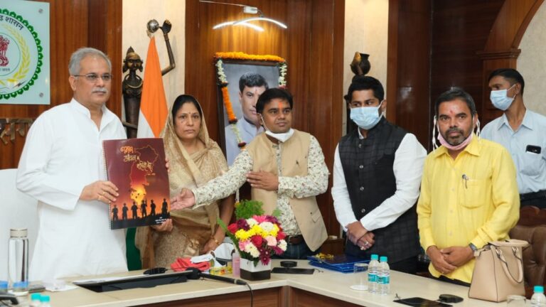 धरसींवा के सामुदायिक स्वास्थ्य केन्द्र और शासकीय उच्चतर माध्यमिक शाला टेकारी का नामकरण होगा शहीद योगेन्द्र शर्मा के नाम पर : मुख्यमंत्री बघेल ने की घोषणा