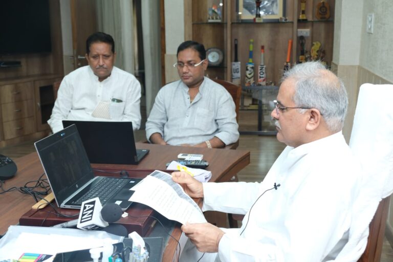 मुख्यमंत्री बघेल ने राष्ट्रीय हथकरघा दिवस के अवसर पर आज यहां अपने निवास कार्यालय में आयोजित वर्चुअल कार्यक्रम में बुनकर परिवारों के विद्यार्थी को छात्र प्रोत्साहन पुरस्कार प्रदान किए….