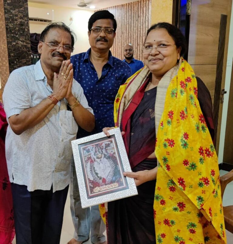 मंत्री  अनिला भेंड़िया ने 40 लोक कलाकारों को पांच-पांच हजार रूपए देने की घोषणा की