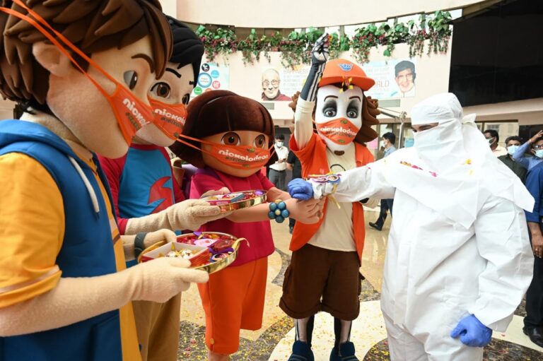 वॉकहार्ट अस्पताल के स्टाफ को बांधा सुरक्षा का बैंड