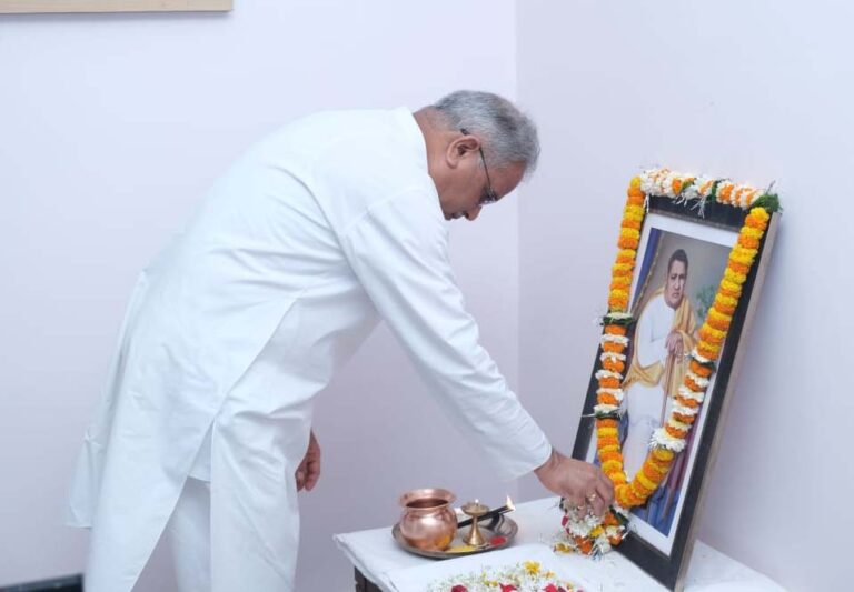 मुख्यमंत्री बघेल ने स्वतंत्रता संग्राम सेनानी बैरिस्टर ठाकुर छेदीलाल के चित्र पर पुष्प अर्पित कर उन्हें नमन किया